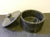 KUNSTHANDWERK-Behälter aus Nero Marquinia Marmor für das Bad-Berlin-in Italien hergestellt